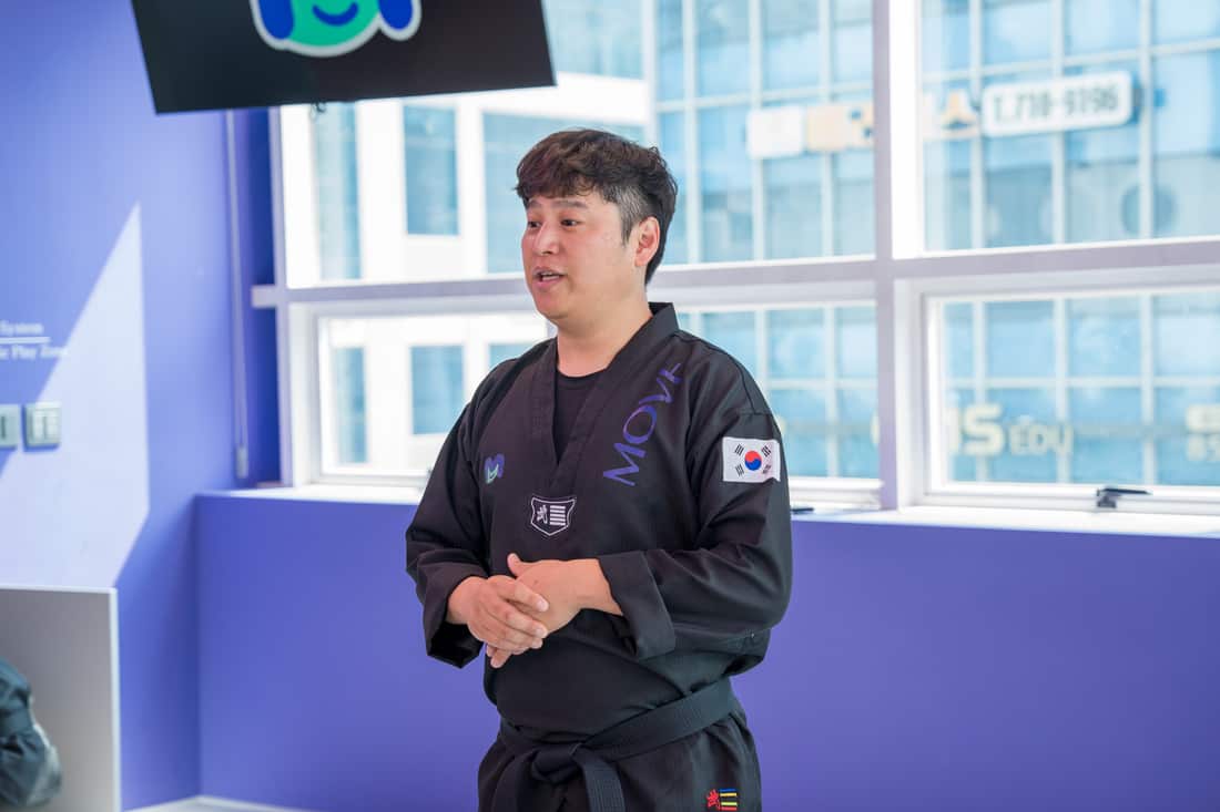 무브태권도장 관장의 수련 지도 모습
