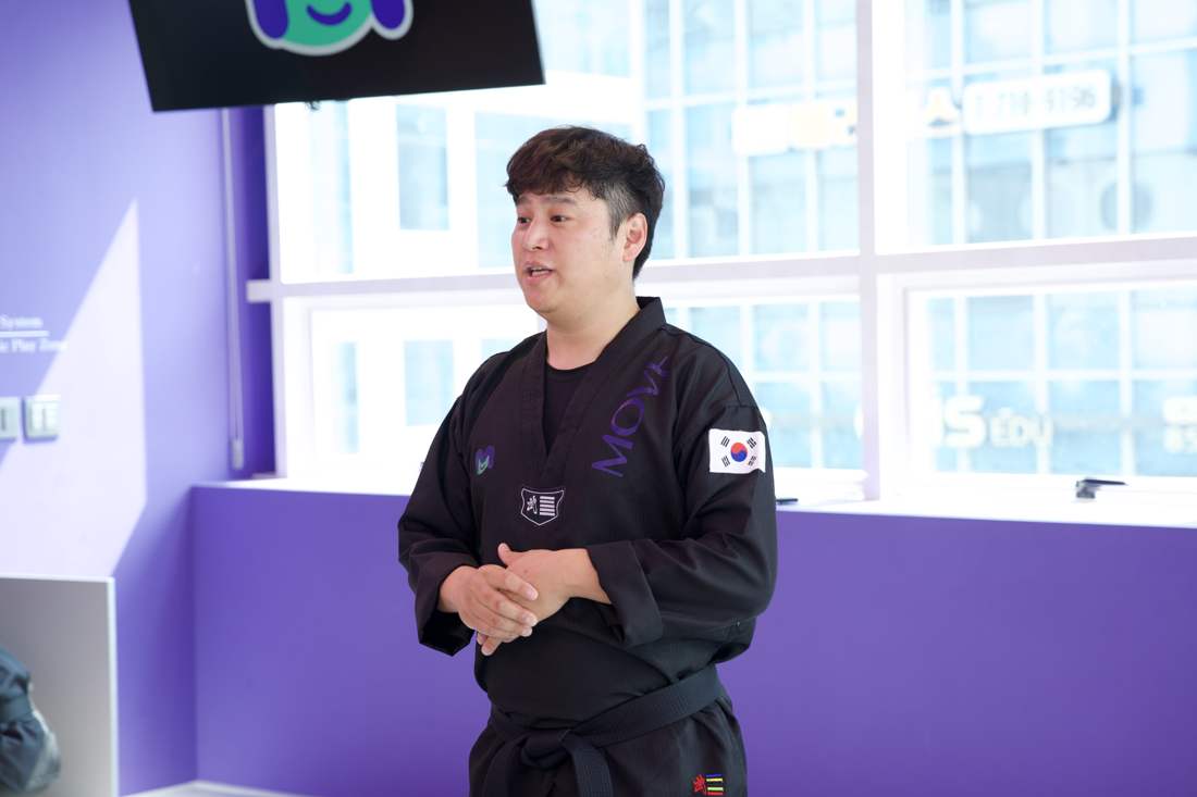 인천 연수구 송도동 무브태권도장 관장이 도복을 입고 수련장에서 이야기하는 모습