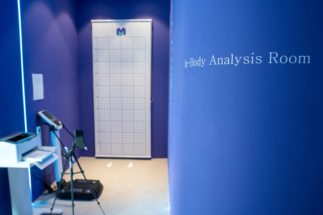 수련장과 분리된 무브태권도장 인바디 측정실. 벽면에 In-Body Analysis Room 글자와 격자 무늬 패널이 보인다